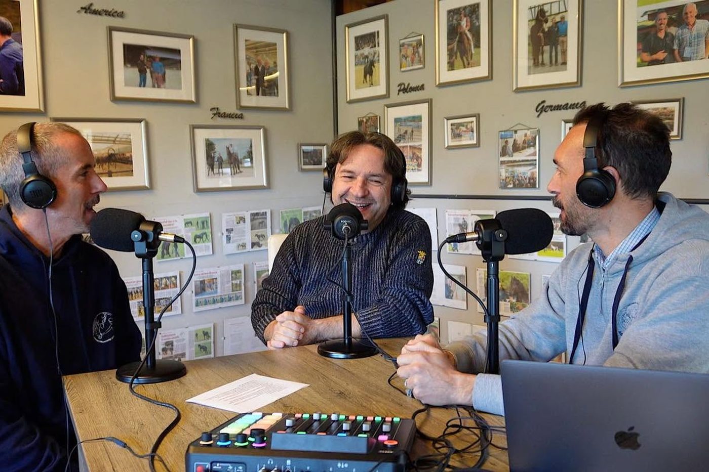 Registrazione di un podcast con un ospite