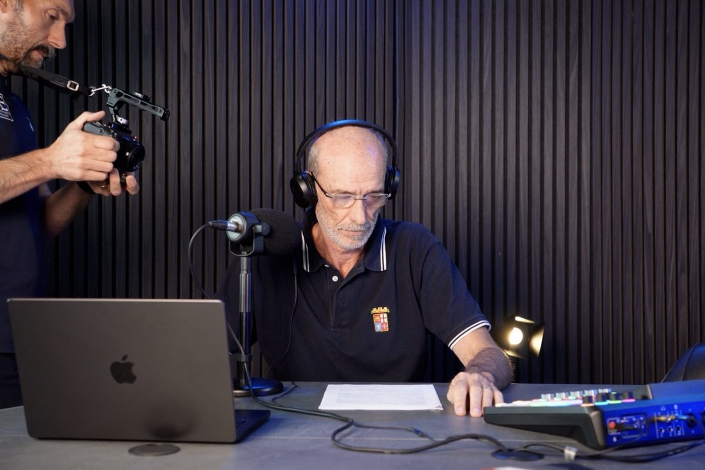 Alberto Alessi durante le riprese di un'intervista