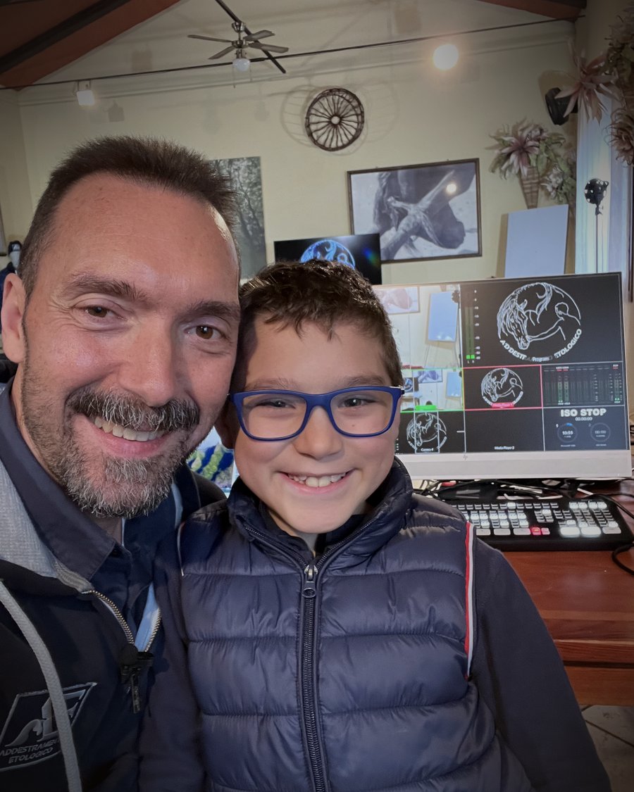 Alberto Alessi con il figlio Alessandro in regia durante un evento