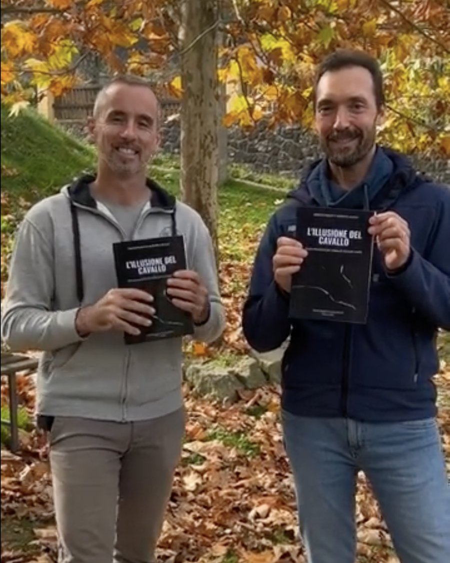 Marco Pagliai e Alberto Alessi con il libro L'illusione del cavallo