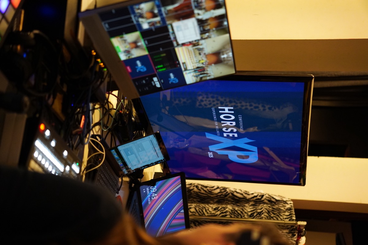 Banco di regia di Horse XP con monitor, mixer video e schermo con il logo Horse XP